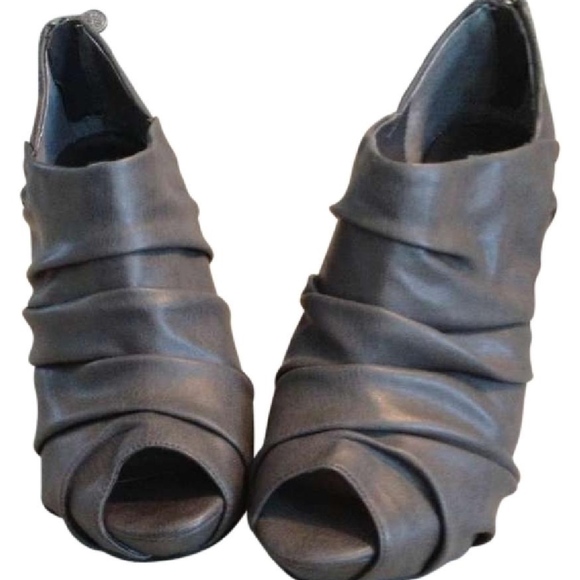 Vera Wang Shoes - Vera Wang Charcoal Gray Peep Toe Ankle Bootie 7.5
